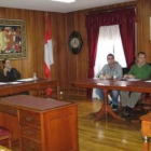Sesión plenaria del Ayuntamiento de Riaño en el debate sobre los fondos estatales de inversión local