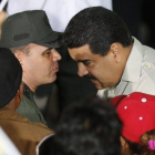 Nicolás Maduro escucha a su ministro de Defensa, Padrino López, este jueves en Caracas.
