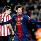 Messi celebra uno de sus goles que hizo ayer al Athletic en la victoria del Barcelona.