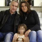 Nadia, con sus progenitores.
