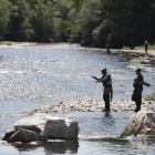 Un grupo de pescadores en un tramo de río en la provincia. JESÚS