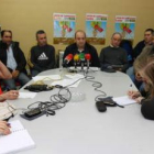 Juan Antonio Rodríguez, de la UCCL, junto a cooperativistas del ovino lácteo.