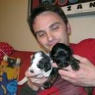 Imagen de archivo del actor Fernando Tejero con dos cachorros