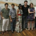 El director Médem posa junto a los actores de «Caótica Ana»