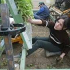 Una mujer realiza tareas de cultivo en Fresno de la Vega