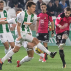 El delantero Rodri marca con el disparo que recoge la imagen el gol del empate. ÁLVARO CARMONA
