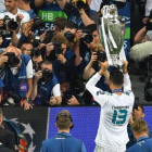 Cristiano Ronaldo, con la Copa, en Kiev.