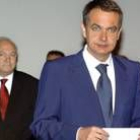 Zapatero acompañado por el ministro Moratinos