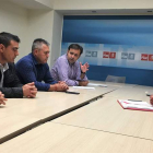 El secretario provincial del PSOE se reunió ayer con los responsables sindicales de las cuencas. DL