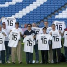 Los miembros del COI posan con la camiseta del Real Madrid