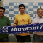 Jabuto, en el centro, se presentó ayer como nuevo jugador trepalense