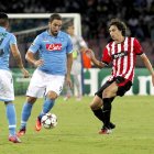 Higuaín controla el balón ante el intento del jugador del Athletic, Iturraspe, de arrebatárselo.