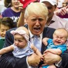 Dos bebés llorando, en brazos de Trump, el 29 de julio en Colorado Springs.