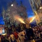 El 'toro de fuego', un hombre que lleva una estructura de metal cargada con fuegos artificiales, durante las fiestas de San Fermín (Pamplona).