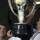 El presidente Ángel Villar entrega la copa de campeón de Liga a Raúl