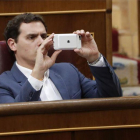 El líder de Ciudadanos, Albert Rivera, toma una fotografía durante el pleno de la Cámara Baja, este martes.