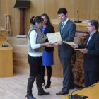 Una de las alumnas recibe el diploma de manos de Vélez.