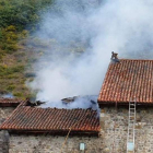 Un vecino trata de sofocar el incendio. DL