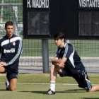 Cristiano Ronaldo (i) y Kaká (d), al comienzo de un entrenamiento del equipo blanco.