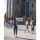 Un grupo de turistas ante el palacio de Gaudí