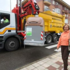 Ordás muestra cómo el recién estrenado camión de recogida eleva uno de los nuevos contenedores