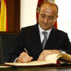 El ministro de Industria, Turismo y Comercio, durante la firma en el libro de honor del Ayuntamiento