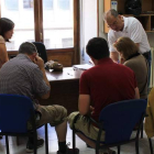 La plataforma de afectados por las preferentes comenzó a atender ayer a los ahorradores de la capital en la sede de UGT.