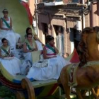 La reina y damas fiestas durante el desfile, ayer en Valderas