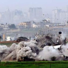 Momento en el que el Ejército israelí demuele una casa palestina en la franja de Gaza, ayer