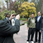 Basagoiti hace una foto a Rajoy con dos jóvenes en Vitoria