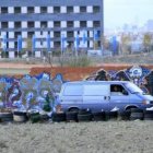 El furgón con los cuerpos de los dos niños de un año y tres meses que han muerto en un incendio en M