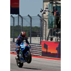 Álex Rins cruza como vencedor en la categoría de MotoGP. SMITH