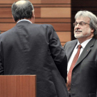 Los procuradores Francisco Ramos y José María González, durante un pleno.
