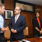 Iván Alonso, Marco Morala, Lidia Coca y Luis Antonio Moreno, ayer minutos antes de la celebración de la sesión plenaria. L. DE LA MATA