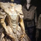 Exposición de uno de los vestidos de la Ópera de Viena que saldrán a subasta. KATHARINA SCHIFFL