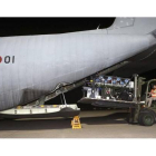 Dos militares bajan la camilla-burbuja del avión español que ha llegado al aeropuerto de Freetown para repatriar al médico misionero leonés