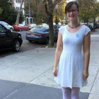 Lucy Bonner, votante de Clinton, vestida de blanco antes de acudir a su clegio electoral de Brooklyn, en Nueva York.