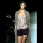 Una modelo luce una creación del diseñador Sita Murt, durante la segunda jornada de la Pasarela Barcelona de moda.