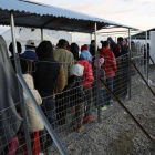 Refugiados y migrantes hacen cola durante la distribución de comida en un campamento cercano a Idomeni, en la frontera de Grecia con Macedonia, este jueves.