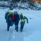 Un momento del rescate de esta sábado a una esquiadora en el Pico Tres Provincias. SUBDELEGACIÓN DEL GOBIERNO