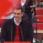 El presidente del Gobierno, Pedro Sánchez, aplaudido en una de sus intervenciones públicas. FERNANDO VILLAR