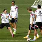 Bale, a la izquierda, ha vuelto a entrenar con el equipo.