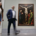 Don visitantes pasan ante el ‘Calvario’, de Luis Tristán, en una de las salas del Museo del Prado, en Madrid.