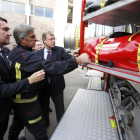 El consejero de Fomento y Medio Ambiente, Juan Carlos Suárez-Quiñones, entrega un camión de Protección Civil a los Bomberos de León. Junto a él, el alcalde, Antonio Silván