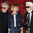 Pedro Almodóvar, con la directora de 'Vogue', Anna Wintour, y el modisto Karl Lagerfeld, en el MoMA.