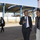 Francisco Álvarez y David Fernández conversan tras visitar la obra de la piscina climatizada, al fon