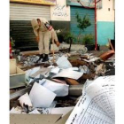 Un policía mira entre los escombros de las oficinas de la compañía Salam