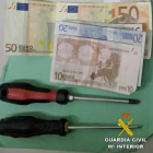 Dinero recuperado y herramientas utilizadas por el detenido.