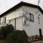 La casa de Villaturiel en la que se ha instalado el prototipo de caja de cristal para climatizar la vivienda.