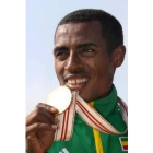 Bekele, con una de las medallas conseguidas ayer